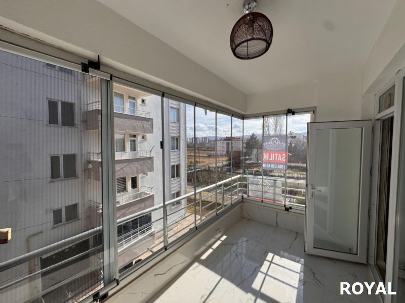 ROYAL'DEN YEMENOĞLUNDA 3 CEPHELİ, CAM BALKONLU, ARAKAT 3+1 LÜKS DAİRE